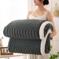 Manta de Felpa Suave y Agradable al Tacto, 100% Poliéster, con Diseño Jacquard Tejido, Estampado Personalizado, Rayas Sólidas Modernas, Resistente a la Decoloración