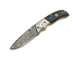 Couteau pliant damas personnalisé de haute qualité fait à la main avec manche de traversin gravé en corne de buffle pour le bricolage en plein air supporté par OEM - Product Image 1