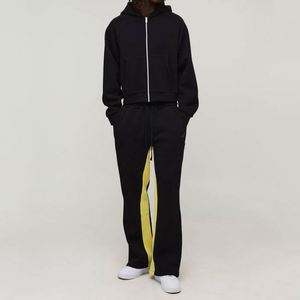 Sweat-shirt noir court à fermeture éclair intégrale avec panneau latéral jaune vif, pantalon de survêtement évasé contrastant, ensemble deux pièces personnalisé pour homme - Product Image 1