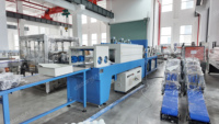 Usine d'embouteillage d'eau minérale entièrement automatique 4000BPH 600ml avec système de purification par osmose inverse, machine de remplissage d'eau pure