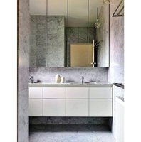 Meuble-lavabo de salle de bain blanc moderne avec portes miroir, construction en MDF et panneaux mélaminés pour appartement
