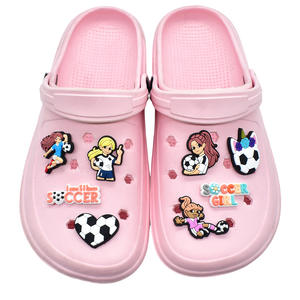 Breloques <span class=keywords><strong>de</strong></span> chaussures <span class=keywords><strong>de</strong></span> football pour filles, motif dessin animé mignon, avec épingles personnalisées, accessoires et décorations <span class=keywords><strong>de</strong></span> football roses pour enfants - Product Image 2