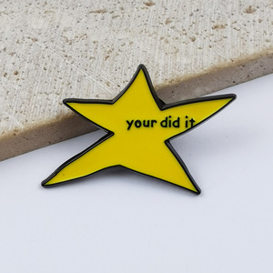 Broches en émail souple en forme d'étoile à cinq branches jaune irrégulière avec lettres anglaises 'You Did It', badges et accessoires, vente en gros - Product Image 3