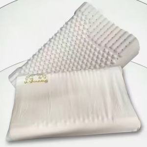 כרית עיסוי לצוואר לטקס טבעי הנמכרת ביותר עם תמיכה בעמוד השדרה הצווארי ועיצוב נושם - Product Image 1