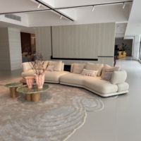 Canapé modulaire incurvé en tissu bouclé de luxe avec détails à sangles, canapé d'angle à profil bas pour salon et maison