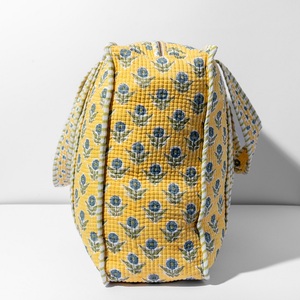 Bolsos tote acolchados con estampado a mano. 100% Algodón, Ropa de Algodón para Vadear. Sostenible. Se puede personalizar. Cierre de cremallera. - Product Image 3