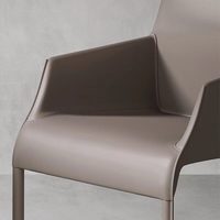 Chaise de salle à manger de luxe haut de gamme en cuir de selle italien minimaliste avec accoudoirs et rembourrage doux pour mobilier de maison et réunions