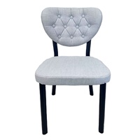 Chaise de salle à manger en tissu capitonné gris clair - Chaise à dossier incurvé avec pieds noirs pour les espaces de salle à manger modernes et aérés