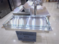 Vitrine réfrigérée commerciale à plateau en verre plat pour sandwichs, salades, desserts et sushis, avec porte ouverte, pour la conservation des aliments frais
