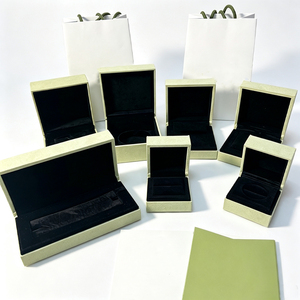 Boîte à bijoux élégante en velours rectangulaire avec intérieur noir pour le rangement des bagues, présentation de cadeaux - Product Image 6