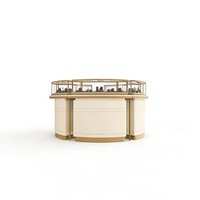 Table de présentation de bijoux de luxe en forme de C incurvée, en acrylique/Options personnalisables |   Cadre en métal doré brossé beige avec dessus en marbre |
