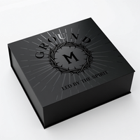 Boîte cadeau rigide de luxe personnalisée en carton avec fermeture magnétique, finition UV sélective et pelliculage mat pour emballage de parfums, chaussettes et fourrures