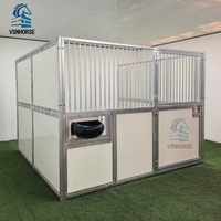 Abri pour chevaux modulaire pré-assemblé personnalisé avec structure en acier galvanisé et panneaux en bambou pour les centres équestres australiens