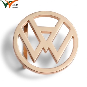 Hebilla de Cinturón Metálica de Alta Calidad, Diseño Redondo con Letra y Logotipo de Auto en Oro Rosa - Product Image 2