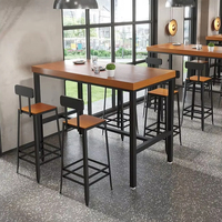 Table de bar et chaises en bois massif de style industriel avec tabourets hauts en fer forgé - Sièges pour café et bistrot commercial