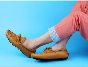 Un hombre está usando mocasines de cuero genuino con un diseño tejido, un par de zapatos planos formales de negocios, zapatos de conducir para hombre. - Product Image 4