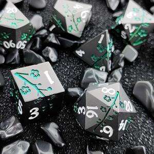 Vente en gros de dés métalliques Rpg mystère 7 pièces accessoires de jeu polyédriques mdn fleur de prunier ensemble de dés en métal avec emballage en boîte - Product Image 6