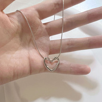 Collier en acier titane avec pendentif cœur évidé simple, nouvelle tendance, accessoire à pendentif de forme irrégulière