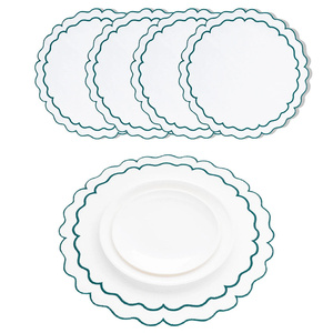 Sets de table ronds en coton et lin brodés à bord festonné, avec contour incurvé, pour les fournisseurs de services de restauration dans le secteur des banquets - Product Image 1