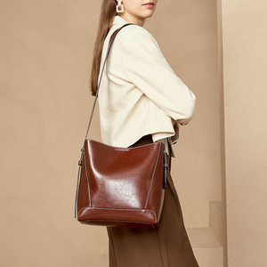 Sac seau en cuir véritable pour femme, large bandoulière, style vintage, résistant à l'eau, fermeture éclair, hiver 2025, usage quotidien - Product Image 1