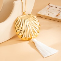Colliers longs à pendentif en forme de coquille métallique surdimensionnée avec pompon pour femmes, style rétro, accessoires de bijoux tendance pour femmes