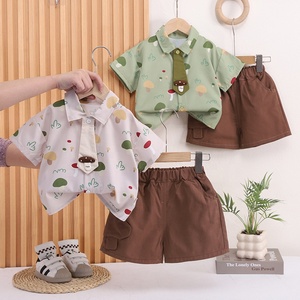 Ensemble 2 pièces pour tout-petits garçons avec imprimé champignons mignons, chemise à manches courtes et short cargo, facile à assortir avec divers bas - Product Image 1