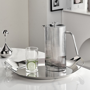 Caraffa Moderna in Acciaio Inossidabile Scanalato con Coperchio, Brocca Argento Lucido per Servizio Elegante di Tè Freddo e Bevande a Casa - Product Image 2