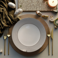 Services de table de luxe écologiques en céramique et porcelaine fine, comprenant assiettes de présentation et ustensiles, pour hôtels, usage domestique, mariages, événements et location
