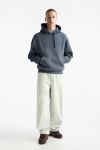 เสื้อฮู้ดดี้โอเวอร์ไซส์คุณภาพพรีเมียม สีน้ำเงินเดนิม สำหรับผู้ชาย มีกระเป๋าแบบมัฟฟ์ พร้อมเชือกผูกที่คอ และโลโก้แบบกำหนดเองได้ - Product Image 3