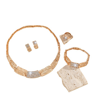 Joyería de Lujo Ligero de Moda para Bodas, Conjunto de Joyería de Aleación con Cristales y Diamantes de Imitación, Collar, Pendientes y Anillo, Superventas en Comercio Exterior - Product Image 4