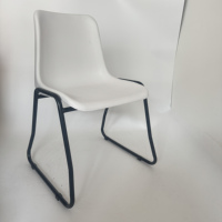 Chaise de bureau empilable en plastique PP avec base en métal noir, pour conférences et formations, moderne et durable