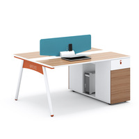 Bureau de travail commercial moderne pour quatre personnes, postes de travail face à face, ensemble de chaises de bureau minimalistes, combinaison libre pour bureau