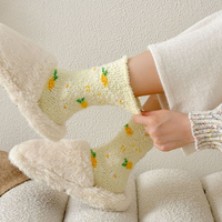 Chaussettes d'hiver en polaire corail pour femmes, chaussettes en peluche à imprimé fruits mignon, chaussettes d'intérieur, chaussettes de sommeil épaisses et chaudes, chaussettes pour dames, vente en gros