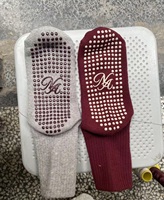 Kaos Kaki Pilates Bordir Custom dengan Manset Ruffle Warna Burgundy, Anti Selip dengan Grip Silikon, Kaos Kaki Yoga untuk Pergelangan Kaki, Grosir untuk Studio Kebugaran