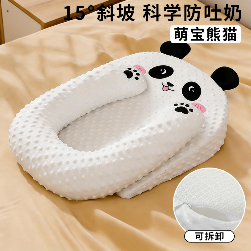 Set de dos piezas de panda blanco de peluche anti-reflujo con diseño inclinado.