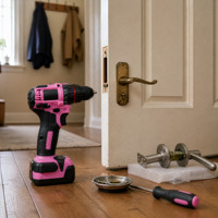 Kit d'outils de bricolage pour la maison rose avec perceuse sans fil, tournevis, pinces et marteau dans une mallette de transport