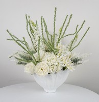 Künstlicher Strauß aus reinweißen Ranunkeln und Hortensien, gemischtes grünes Blumenarrangement mit weißer Vase mit Muschelprägung