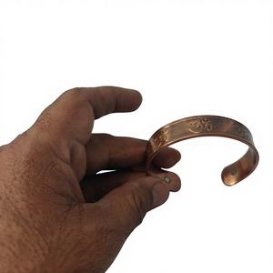Pulsera Curativa Moderna de Cobre con Símbolo Om y Imanes Individuales para Protección Articular, Energía Positiva, Recuperación Avanzada y Ecológica - Product Image 1