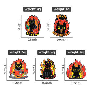 Broche en métal en forme d'animal mignon, flamme <span class=keywords><strong>de</strong></span> feu, lecture <span class=keywords><strong>de</strong></span> <span class=keywords><strong>livre</strong></span>, chat noir en émail, épingle à revers pour la vente en gros - Product Image 4