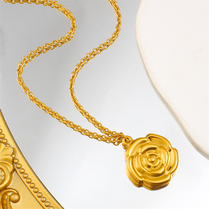 Elegante collana di fiori rosa alla moda per le donne placcato oro 18K catena di gioielli in acciaio inox alla moda regalo per lei - Product Image 4