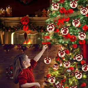 Adorno navideño de madera a cuadros, gorro navideño, decoración para árbol de los deseos con diseño festivo a cuadros rojos y negros - Product Image 1