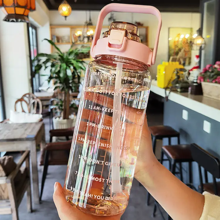 कस्टम लोगो BPA मुक्त 2l आधा गैलन साफ़ प्लास्टिक साफ़ प्लास्टिक स्पोर्ट्स पानी की बोतल जिम में उपयोग के लिए टाइम मार्कर और स्ट्रॉ के साथ