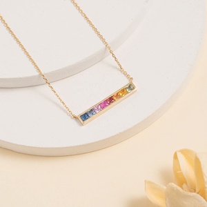 Nouveautés : Collier en Argent 925 Plaqué Or 14K avec Pendentif Barre Délicate en Saphir Arc-en-ciel et Zircon Cubique - Product Image 6
