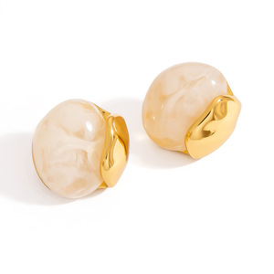 Pendientes Huggie de Resina Geométrica en Forma de Arco, Color Oro 18K, Poste de Acero Inoxidable, Diseño Simple y Moderno - Product Image 5