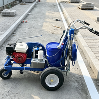Machine de marquage routier à peinture froide par pulvérisation sans air avec contrôle précis des lignes pour le traçage des voies autoroutières