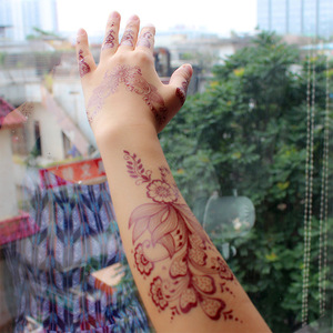 Tatuaje Temporal Adhesivo con Diseño Floral Rojo, Arte Corporal Impermeable para Fiestas y Moda - Product Image 3