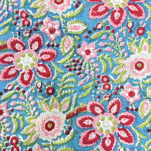Tela de Algodón Estampada con Flores Azul Cielo y Patrón Botánico en Rosa, Rojo y Verde para Kurti, Vestido, Traje Salwar y Ropa Étnica - Product Image 3