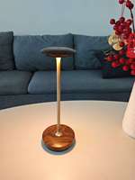 Lampe de table décorative moderne et simple en alliage d'aluminium et bois de frêne, à piles, à intensité variable par toucher, pour restaurant et hôtel