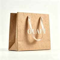 Sac cadeau en papier kraft kaki personnalisé avec logo imprimé et poignée en ruban satiné, sac de shopping tendance pour l'emballage de marques de vêtements