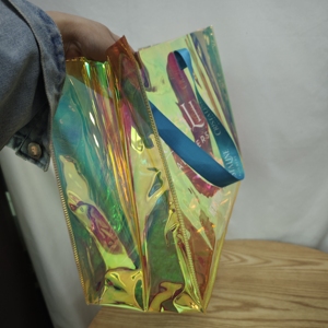 Sac fourre-tout holographique en PVC tendance pour le sport, sac à main transparent effet laser pour l'extérieur, sacs cadeaux irisés avec logo imprimé - Product Image 4